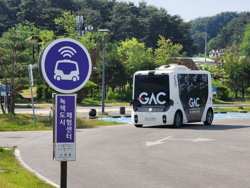 자율주행 차량이 강릉에서 주행하고 있다.
