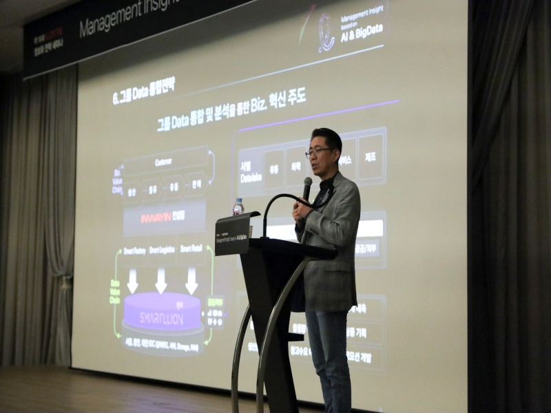 Lotte Data Communication CEO Noh Jun-hyung is giving a speech.